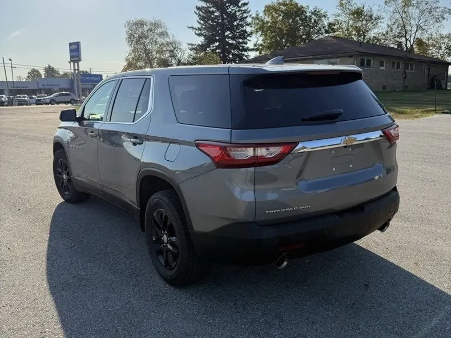2021 Chevrolet Traverse LS photo 1