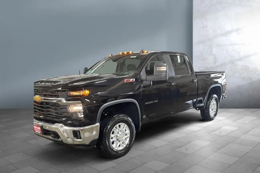 2025 Chevrolet Silverado LT photo 1