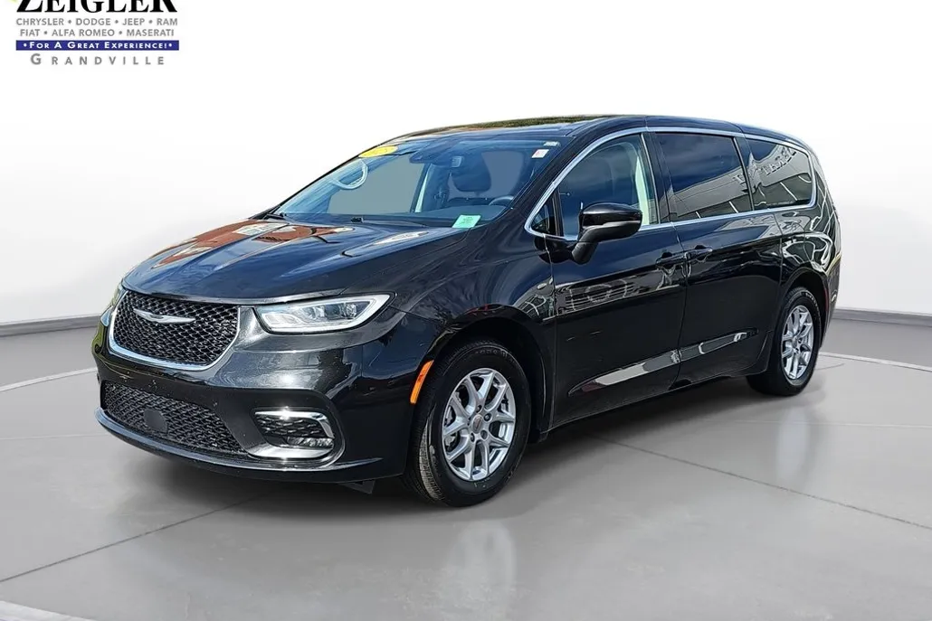 2023 Chrysler Pacifica Touring L photo 1