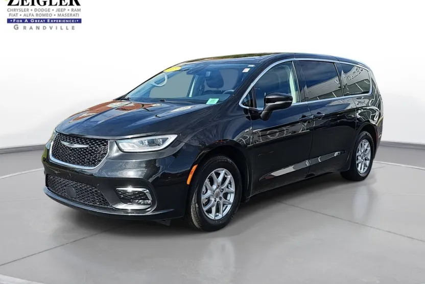 2023 Chrysler Pacifica Touring L photo 1