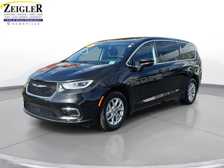 2023 Chrysler Pacifica Touring L photo 1