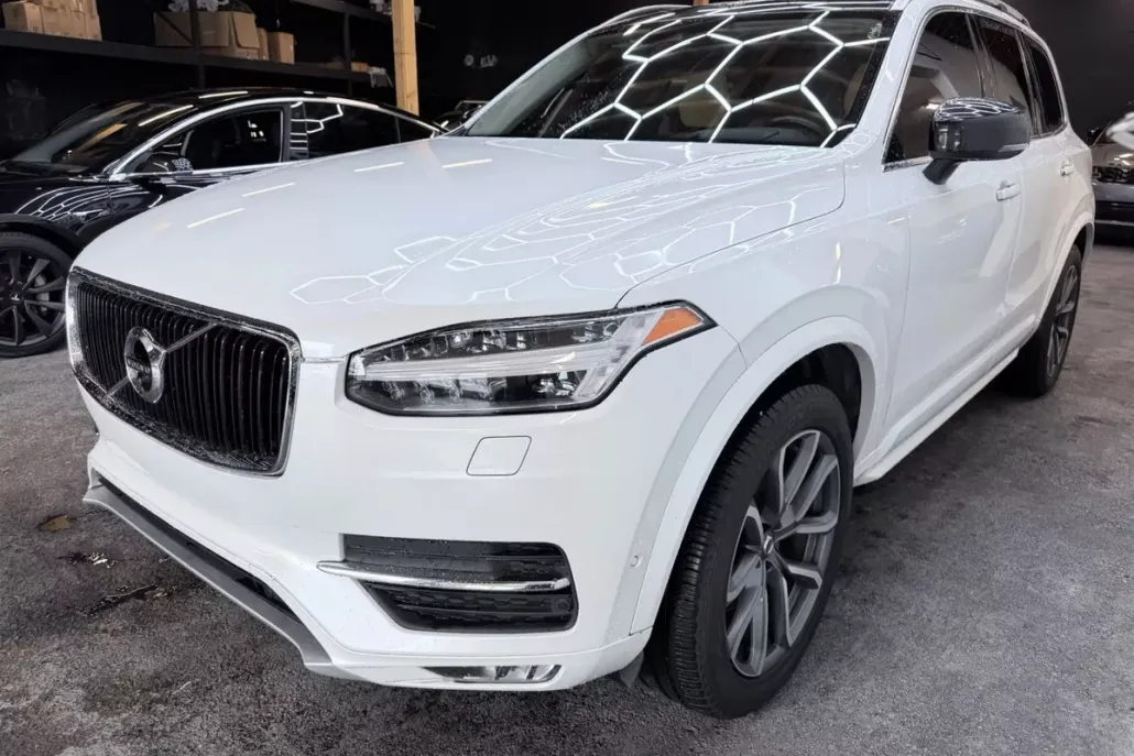 2016 Volvo XC90 T6 Momentum Sport photo 1