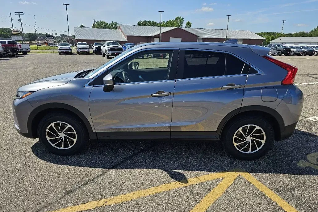 2020 Mitsubishi Eclipse Cross ES photo 1