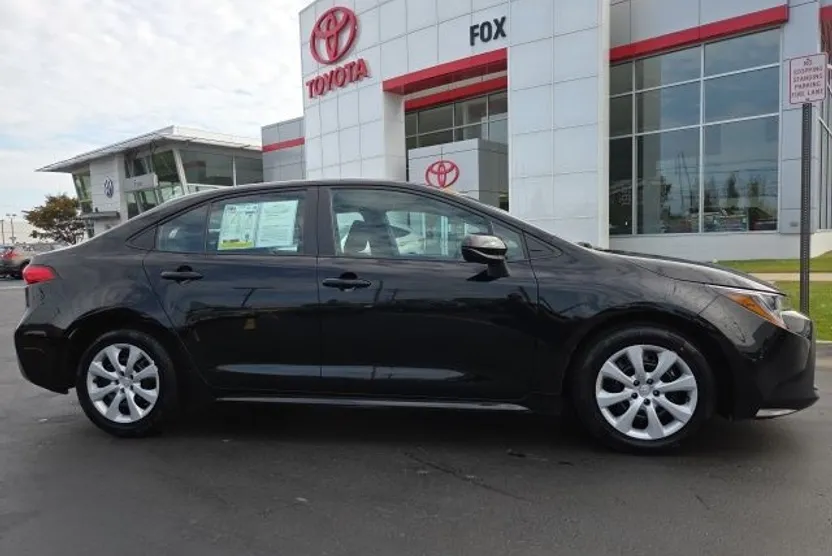 2023 Toyota Corolla LE photo 1