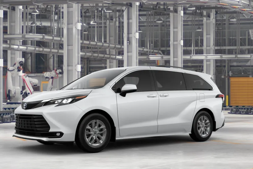 2025 Toyota Sienna XLE photo 1
