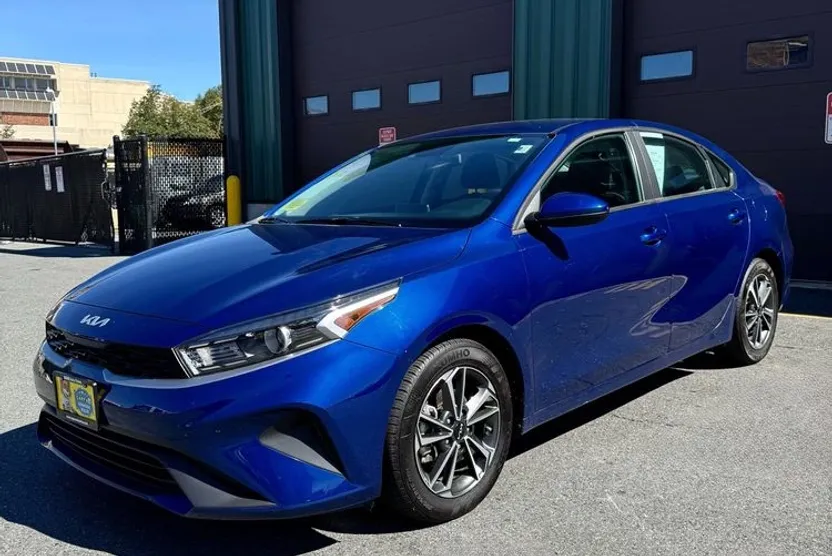 2023 Kia Forte LXS photo 1