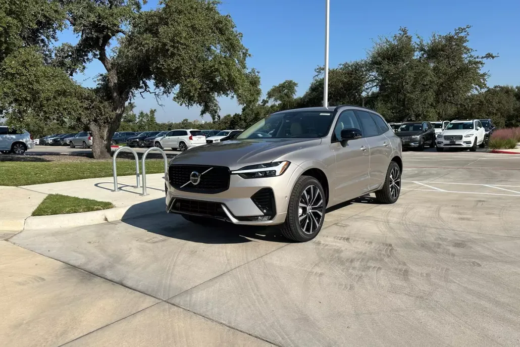2025 Volvo XC60 B5 Plus photo 1