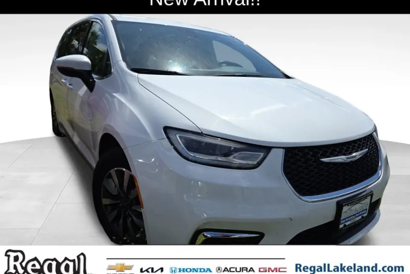 2023 Chrysler Pacifica Hybrid Touring L photo 1