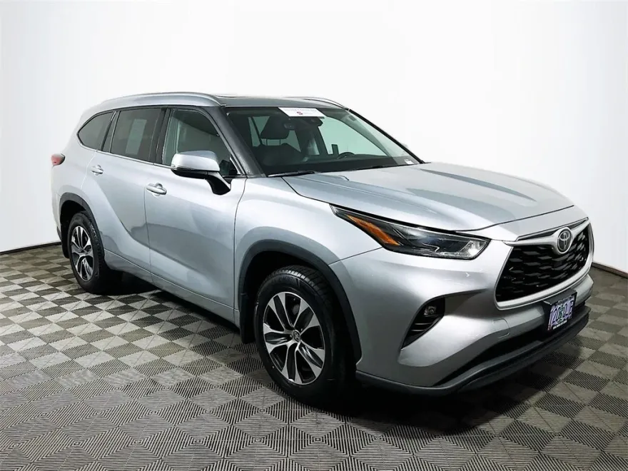 2021 Toyota Highlander XLE photo 1