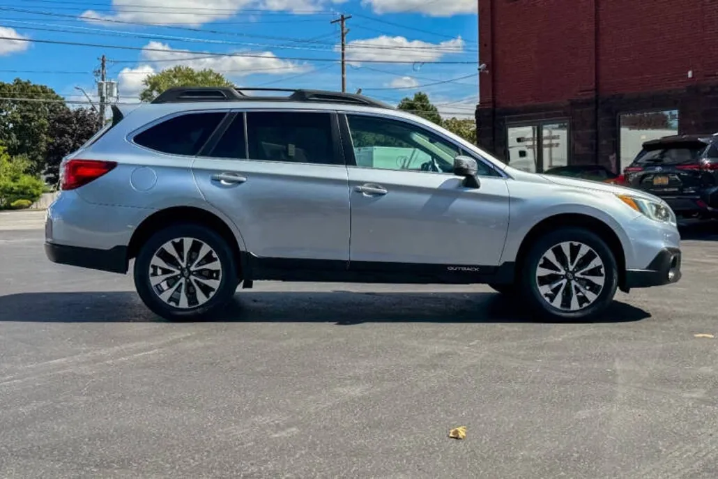 2015 Subaru Outback 2.5i Limited photo 1