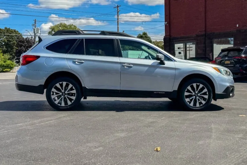 2015 Subaru Outback 2.5i Limited photo 1