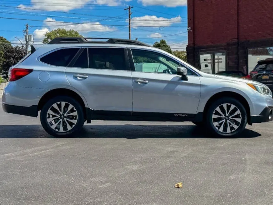 2015 Subaru Outback 2.5i Limited photo 1