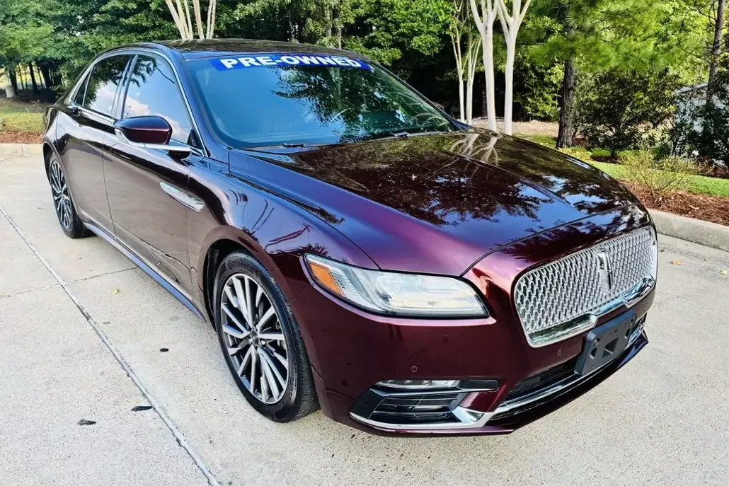 2017 Lincoln Continental Select photo 1