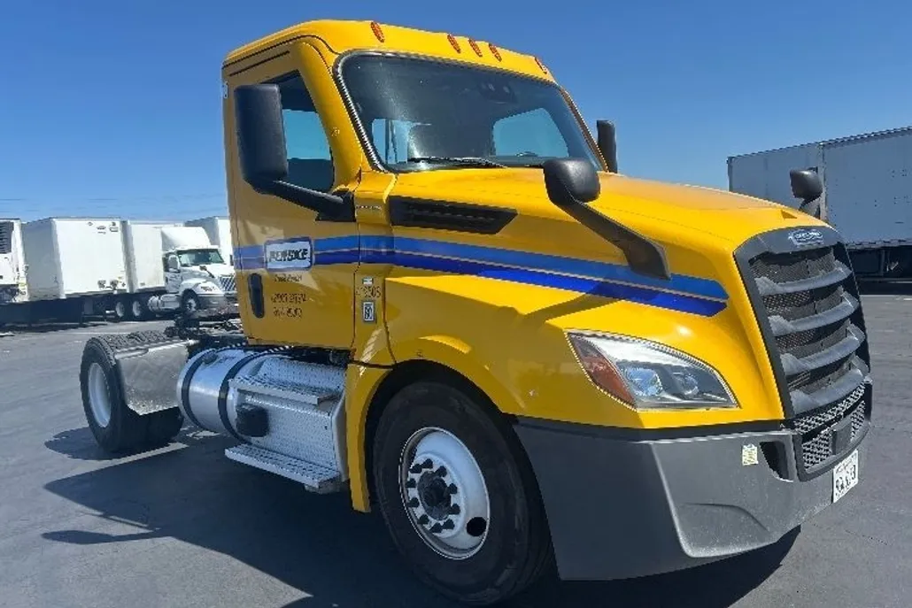 2022 Freightliner Cascadia 126" Day cab photo 1