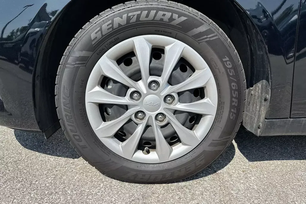 2023 Kia Forte LX photo 1