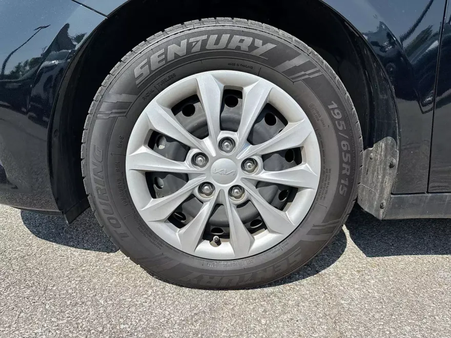 2023 Kia Forte LX photo 1