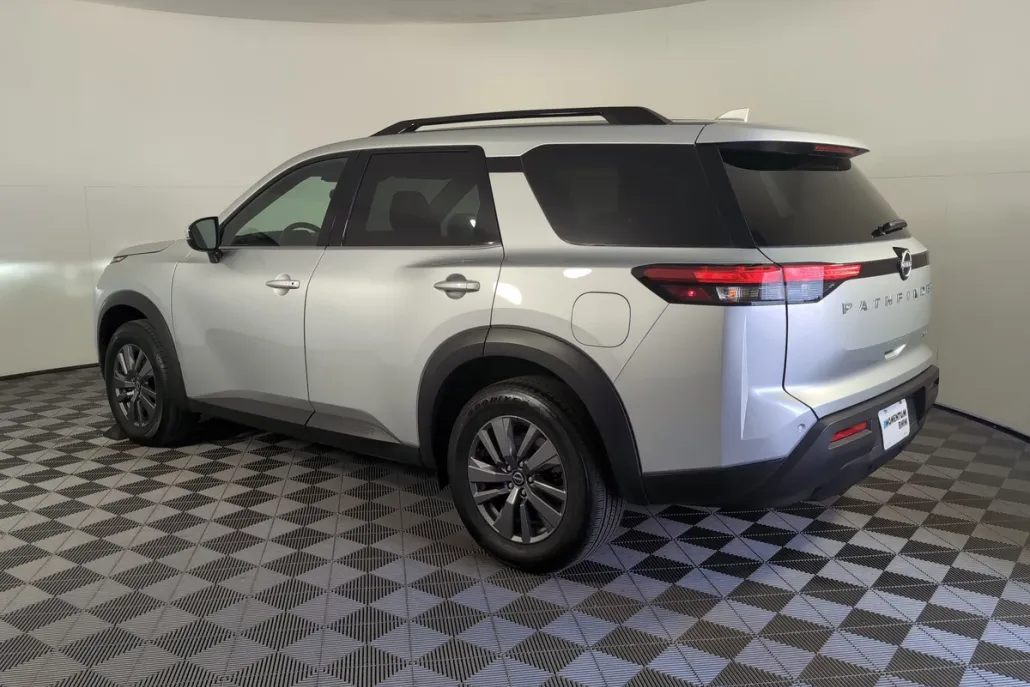 2024 Nissan Pathfinder SV photo 1