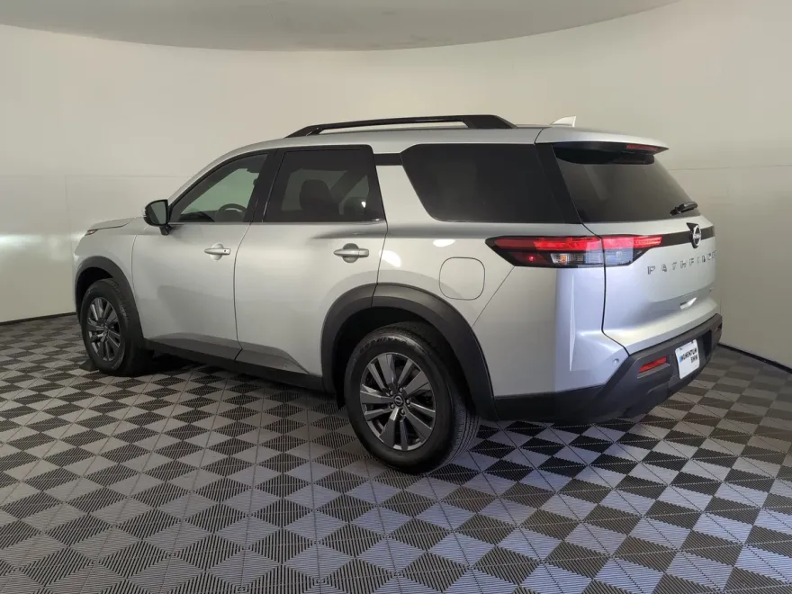 2024 Nissan Pathfinder SV photo 1