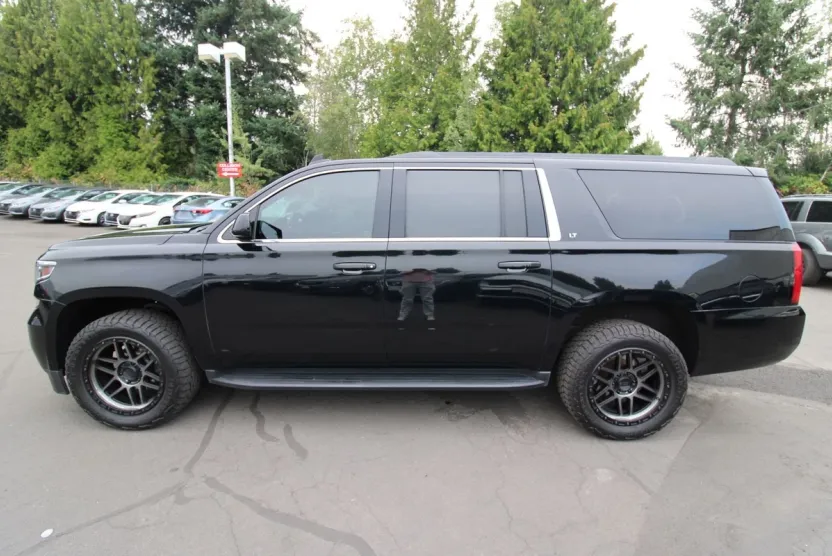 2019 Chevrolet Suburban LT photo 1