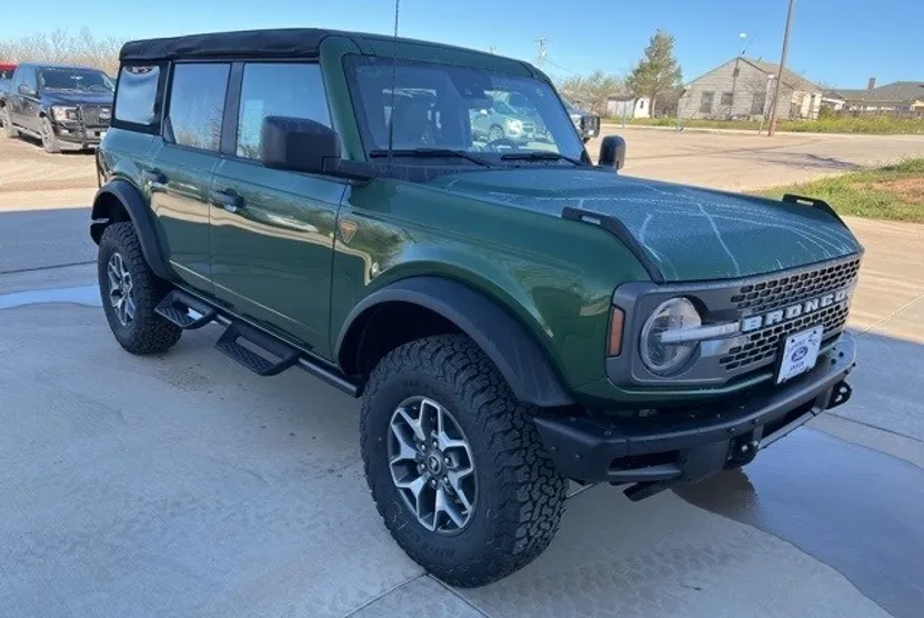 2024 Ford Bronco Badlands photo 1