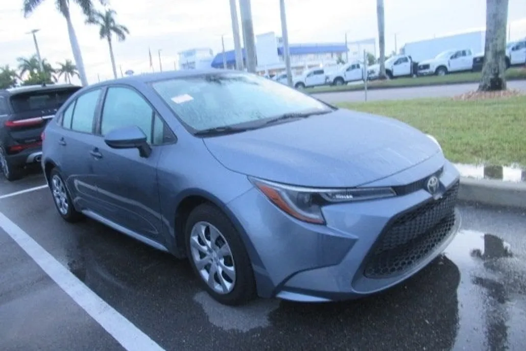 2021 Toyota Corolla LE photo 1