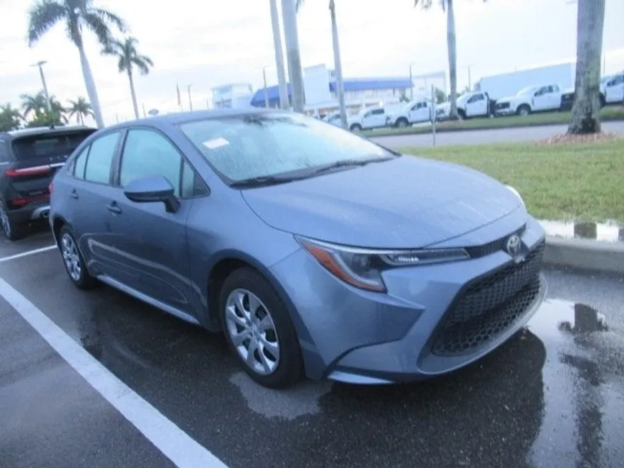 2021 Toyota Corolla LE photo 1