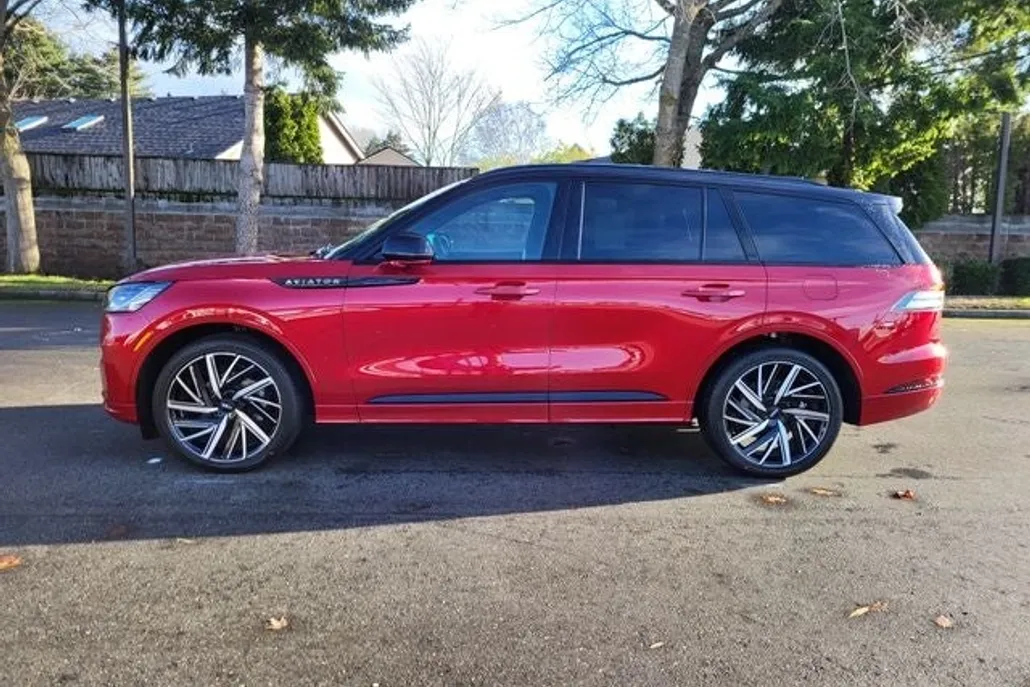 2025 Lincoln Aviator Black Label photo 1