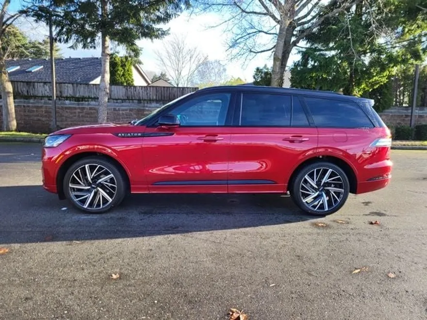 2025 Lincoln Aviator Black Label photo 1