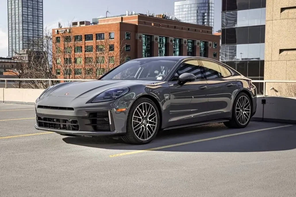 2025 Porsche Panamera 4 photo 1