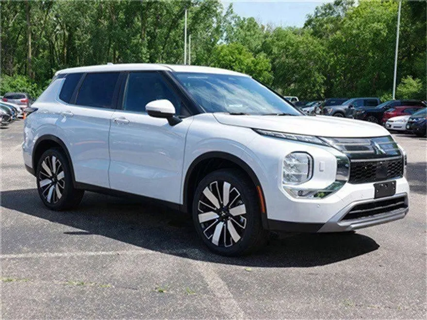 2025 Mitsubishi Outlander SE photo 1