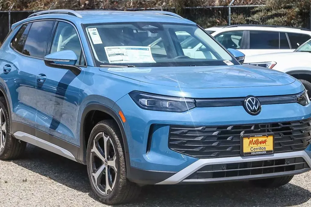 2025 Volkswagen Tiguan SE photo 1