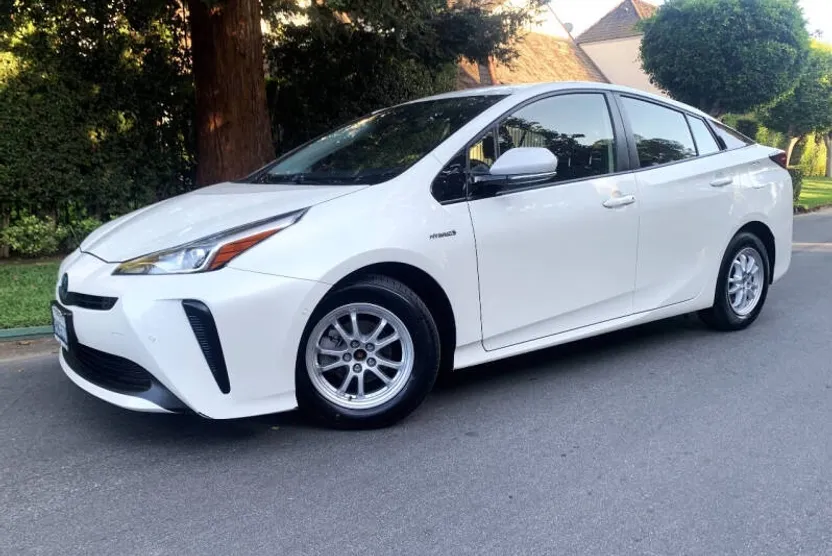 2020 Toyota Prius LE photo 1