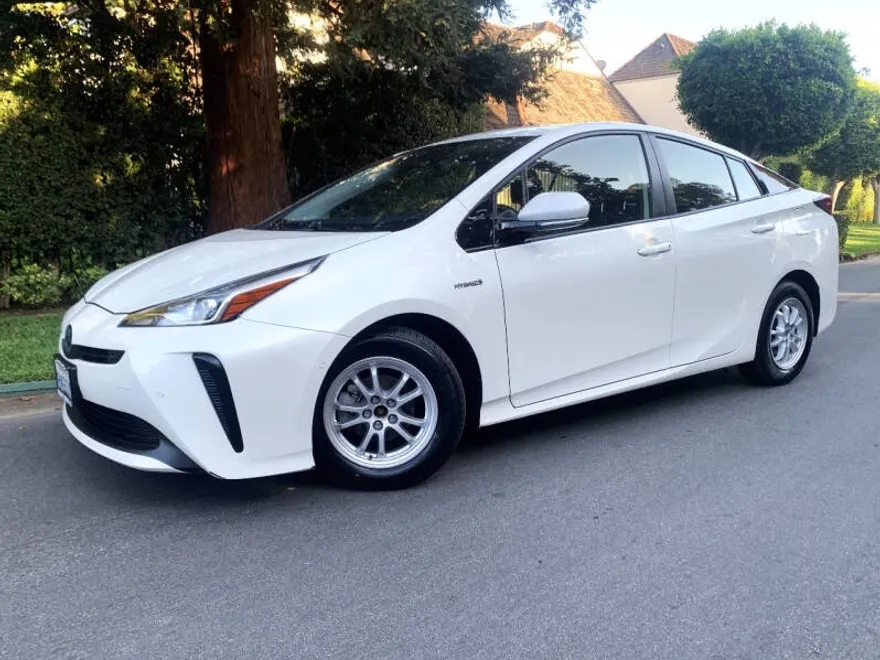 2020 Toyota Prius LE photo 1