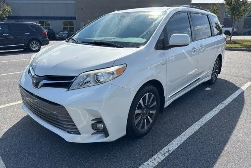 2019 Toyota Sienna XLE Premium photo 1