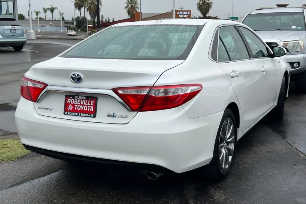 2017 Toyota Camry Hybrid XLE photo 1