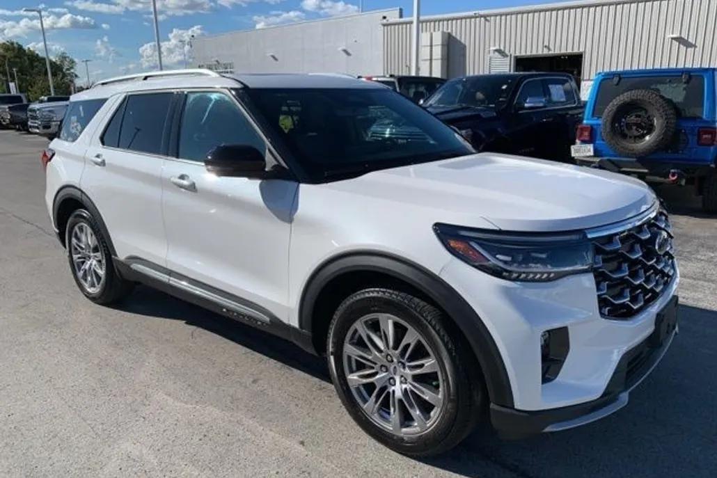 2025 Ford Explorer Platinum photo 1