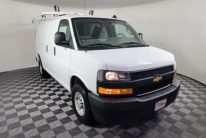 2025 Chevrolet Express Cargo 3500 photo 1