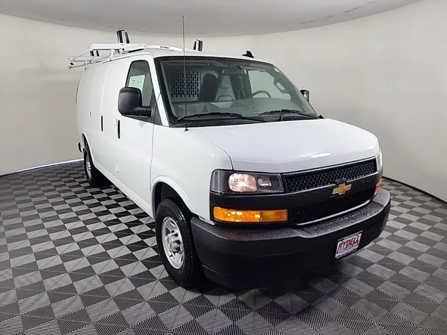 2025 Chevrolet Express Cargo 3500 photo 1