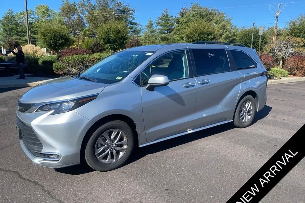 2024 Toyota Sienna XLE photo 1
