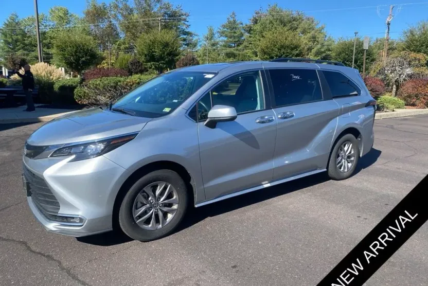 2024 Toyota Sienna XLE photo 1
