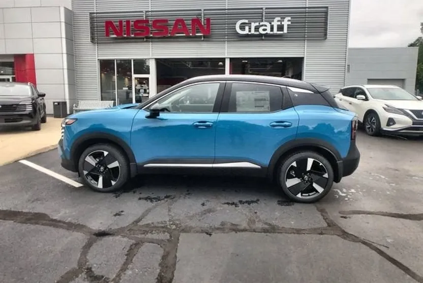 2025 Nissan Kicks SR photo 1
