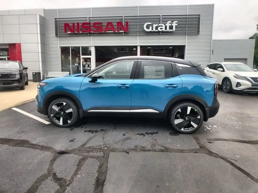2025 Nissan Kicks SR photo 1