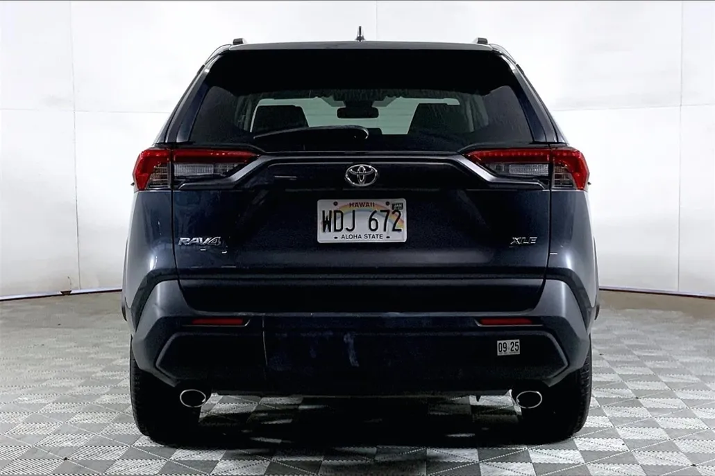 2021 Toyota RAV4 XLE photo 1