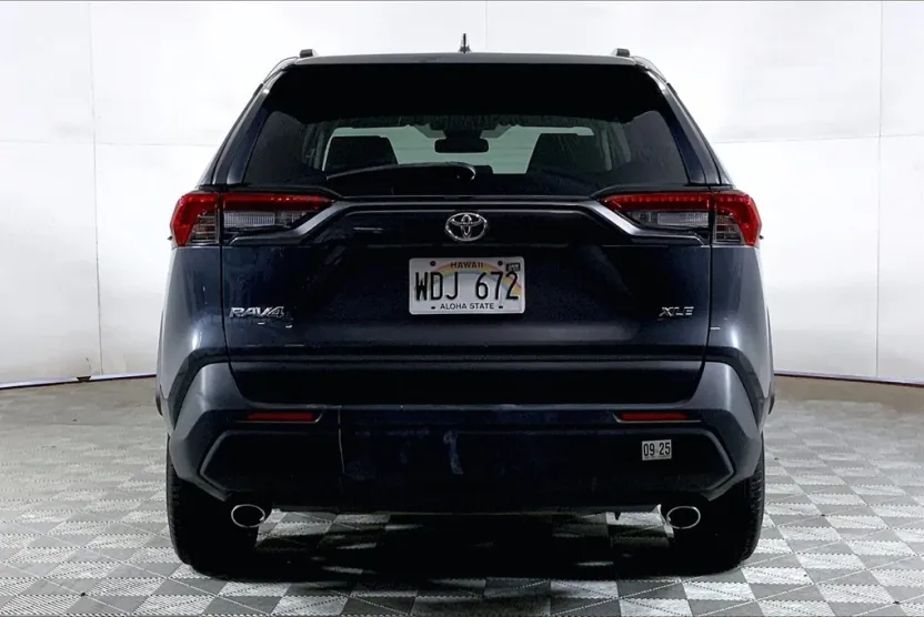 2021 Toyota RAV4 XLE photo 1