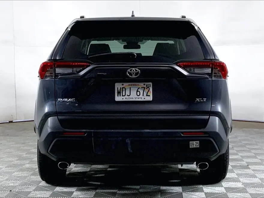 2021 Toyota RAV4 XLE photo 1