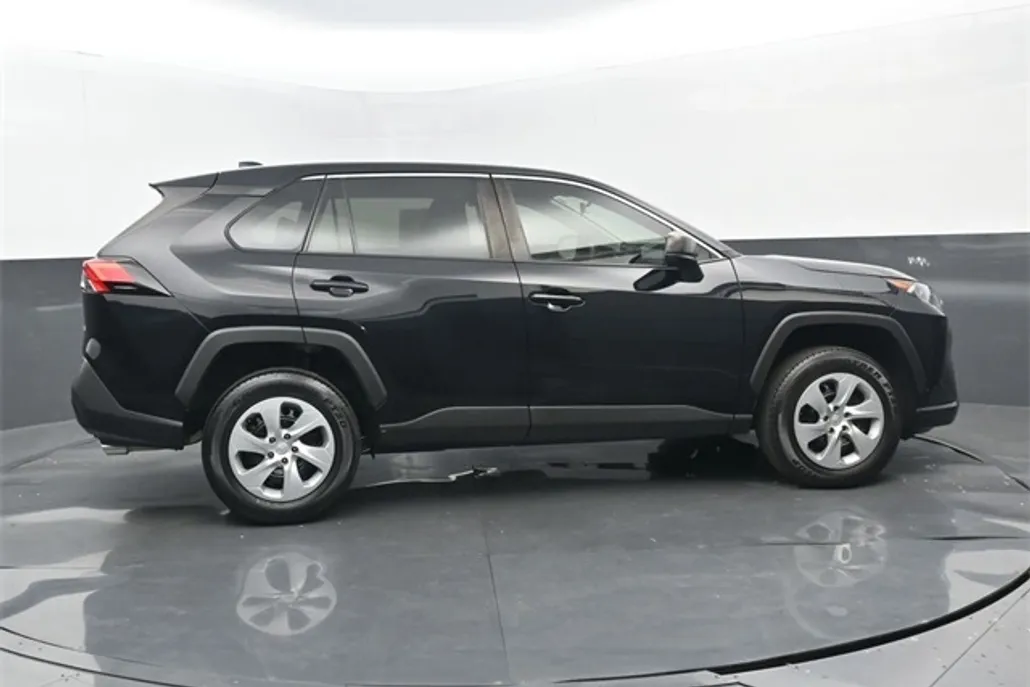 2022 Toyota RAV4 LE photo 1