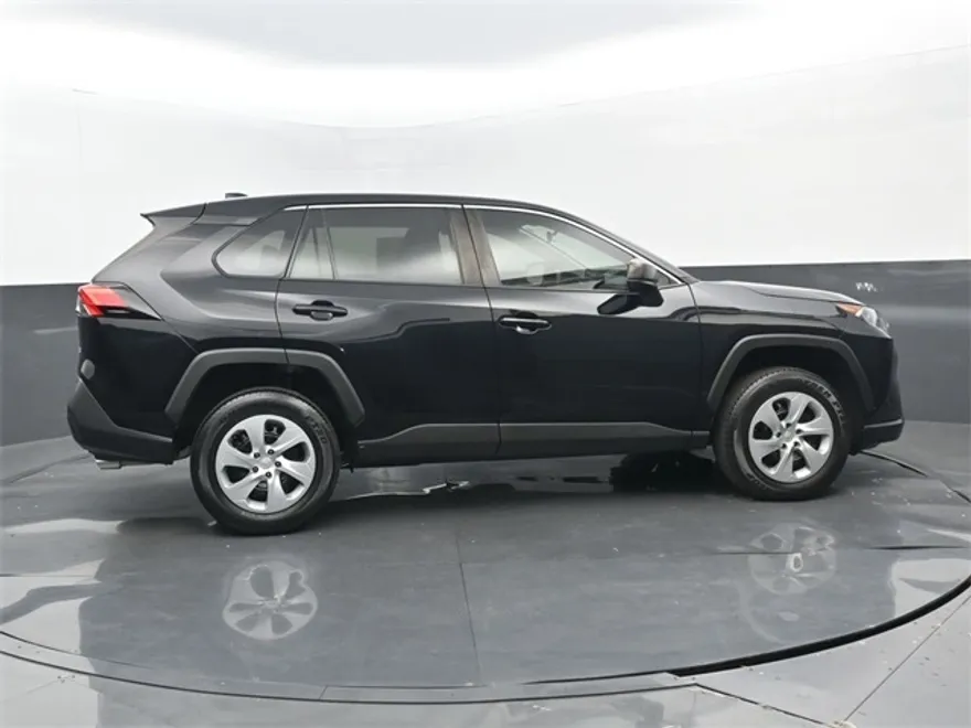 2022 Toyota RAV4 LE photo 1