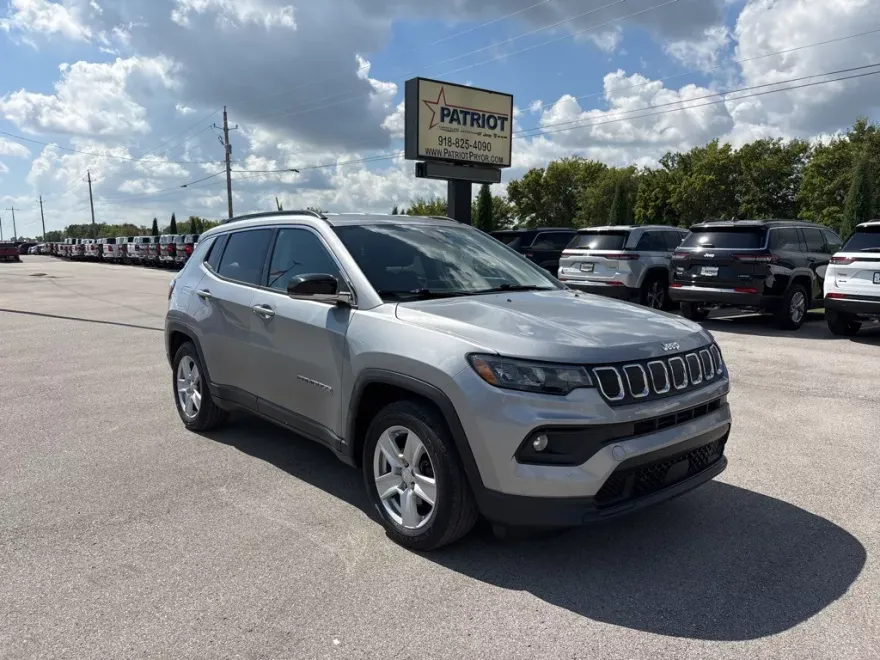 2022 Jeep Compass Latitude photo 1