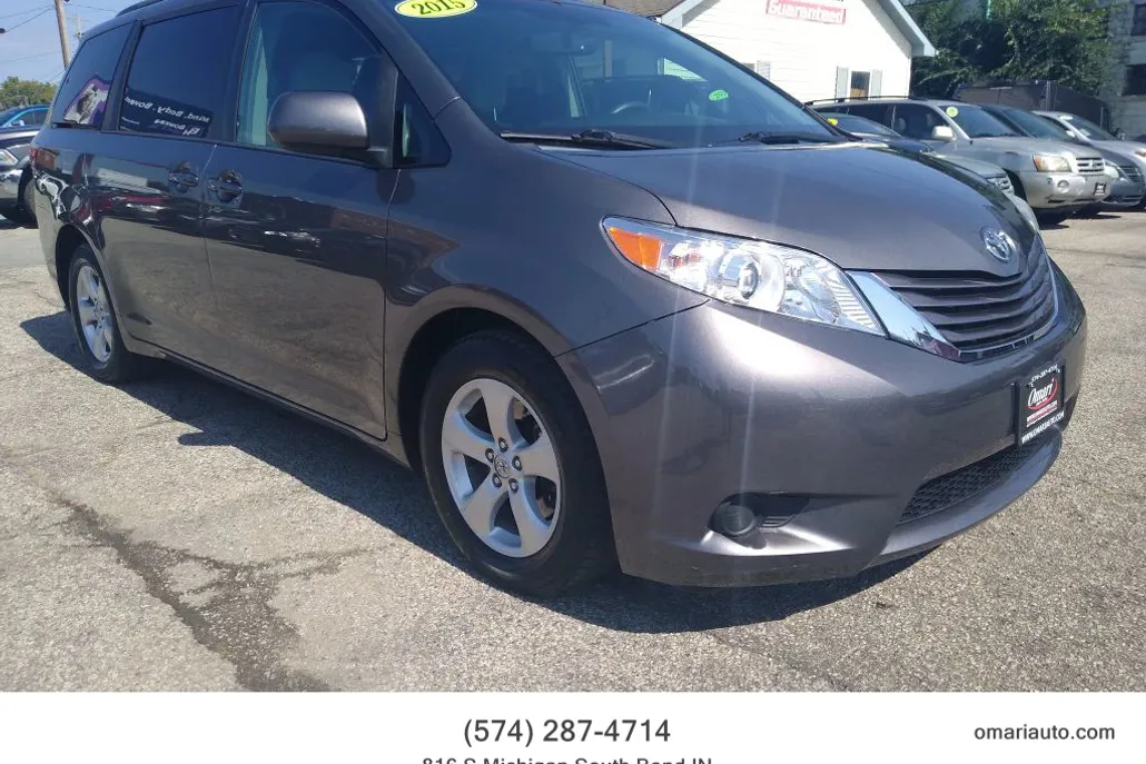 2015 Toyota Sienna LE photo 1