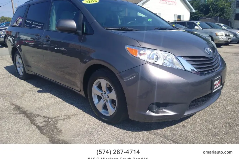 2015 Toyota Sienna LE photo 1